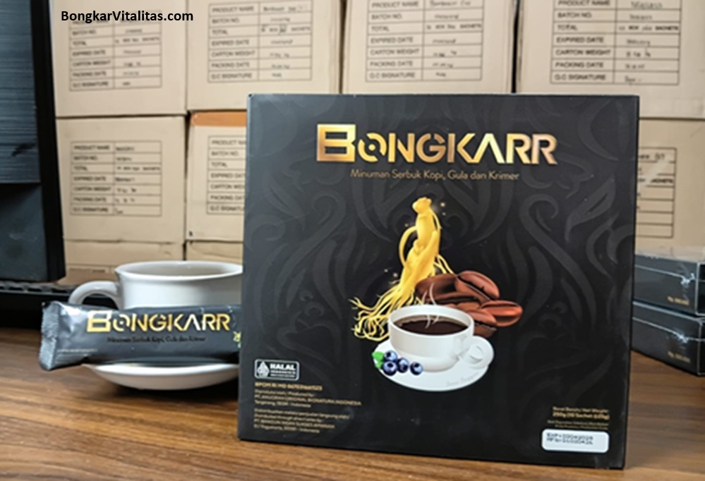 Satu set produk Kopi Bongkar yang terdiri dari box, saset, dan secangkir kopi hangat di atas meja kerja, menunjukkan kesiapan dan dukungan stamina untuk aktivitas harian pria dewasa. baca artikel lengkap dalam review kopi bongkarr